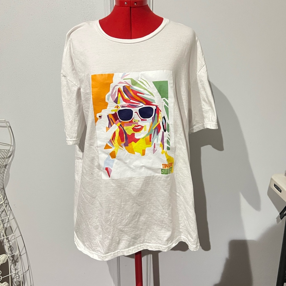 Gildan Taylor Swift  in Sunglasses White T-Shirt size XL